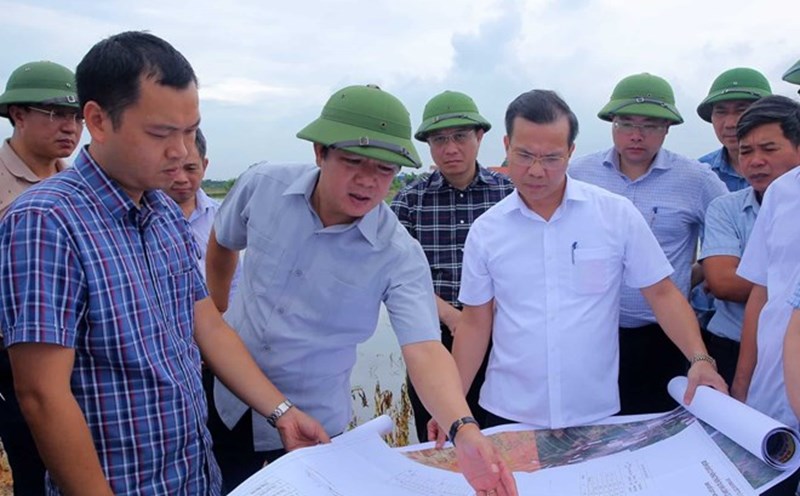 Mr. Pham Quang Ngoc - Chairman of Ninh Binh Provincial People's Committee (2nd from left), inspects the investment preparation work of the Ninh Binh - Hai Phong Expressway Project, the section passing through Ninh Binh province. Photo: Nguyen Truong