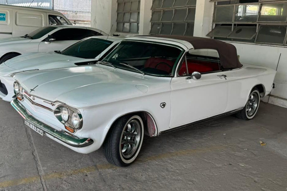 There is no other white 1964 Chevrolet Corvair Convertible in Vietnam. Photo: Nguyen Tien