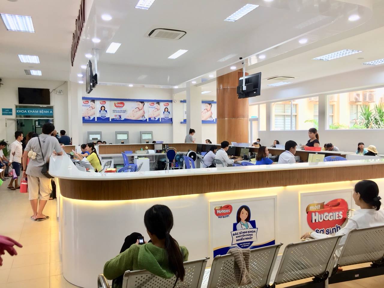 Khoa Khám bệnh của Bệnh viện Hùng Vương TPHCM mỗi ngày tiếp nhận nhiều người đến khám. Ảnh: MINH TRANG