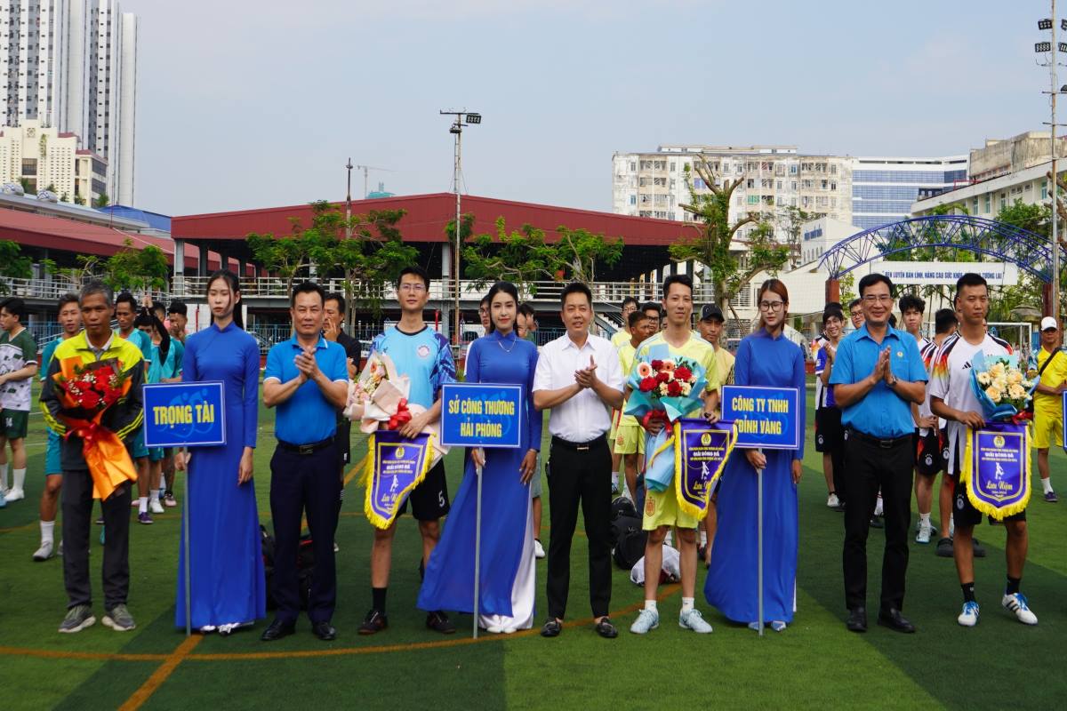 Cac dai bieu tang hoa, co luu niem cho cac doi tham gia. Anh: Mai Dung