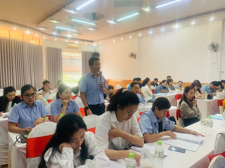 Cán bộ Công đoàn ngành Công thương tỉnh Đắk Lắk phát biểu ý kiến tại hội nghị. Ảnh: Bảo Trung