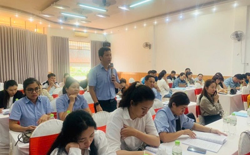Officials of the Dak Lak Province Industry and Trade Union spoke at the conference. Photo: Bao Trung