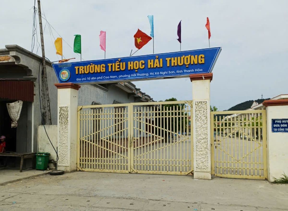 Phu huynh co con theo hoc tai Truong Tieu hoc Hai Thuong (Thi xa Nghi Son, tinh Thanh Hoa) buc xuc ve cac khoan thu dau nam hoc. Anh: Quach Du