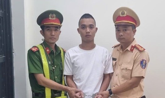 Công an quận Hải An bắt giữ đối tượng Nguyễn Minh Quang tàng trữ trái phép chất ma túy. Ảnh: Công an Hải Phòng