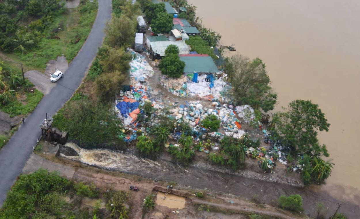 Cơ sở sản xuất, sơ chế, tái chế phế liệu trái phép vẫn ngang nhiên tồn tại, đe dọa an toàn hành lang thoát lũ đê sông Trà Lý. Ảnh chụp ngày 19.9: Nam Hồng