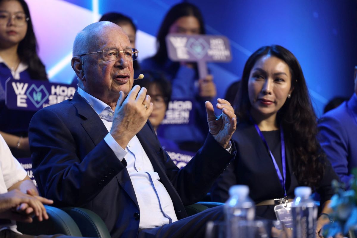 Klaus Schwab, Founder and Chairman of the World Economic Forum, discusses how Vietnam can leverage the potential of the Intelligence Age to enhance its global competitiveness. Photo: Tuyet Huong