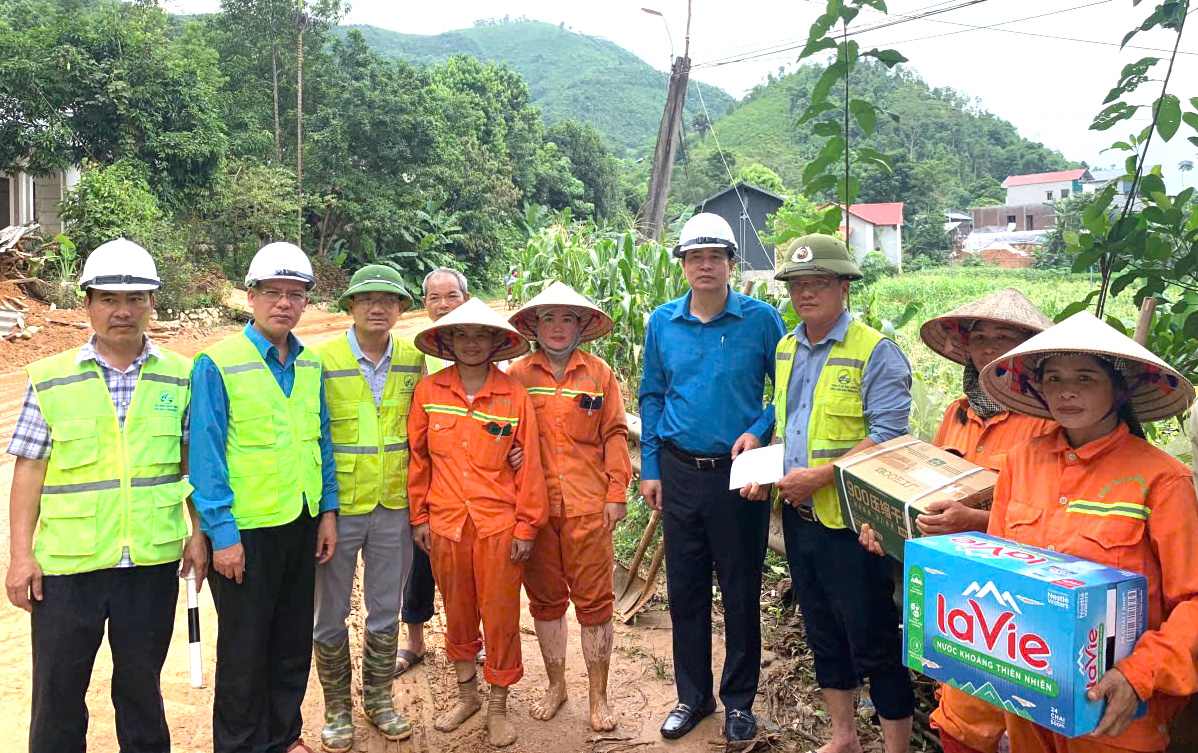 Chairman of the Vietnam Transport Trade Union Pham Hoai Phuong (4th from right) encouraged and visited traffic safety workers after the storm and flood in Lao Cai province. Photo: Vietnam Transport Trade Union