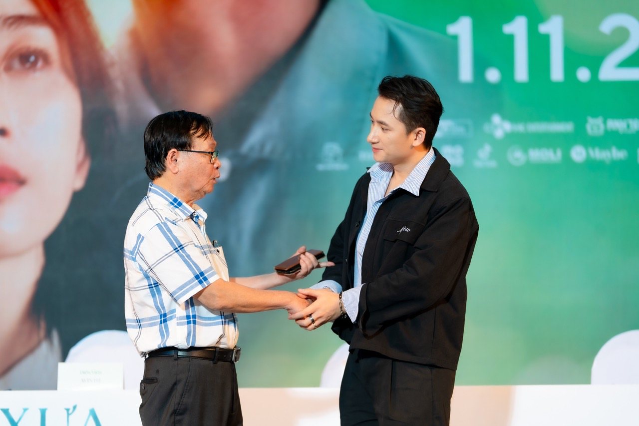 Phan Mạnh Quỳnh gặp gỡ Nguyễn Nhật Ánh. Ảnh: NSX.