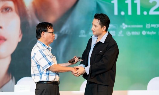 Phan Mạnh Quỳnh gặp gỡ Nguyễn Nhật Ánh. Ảnh: NSX.