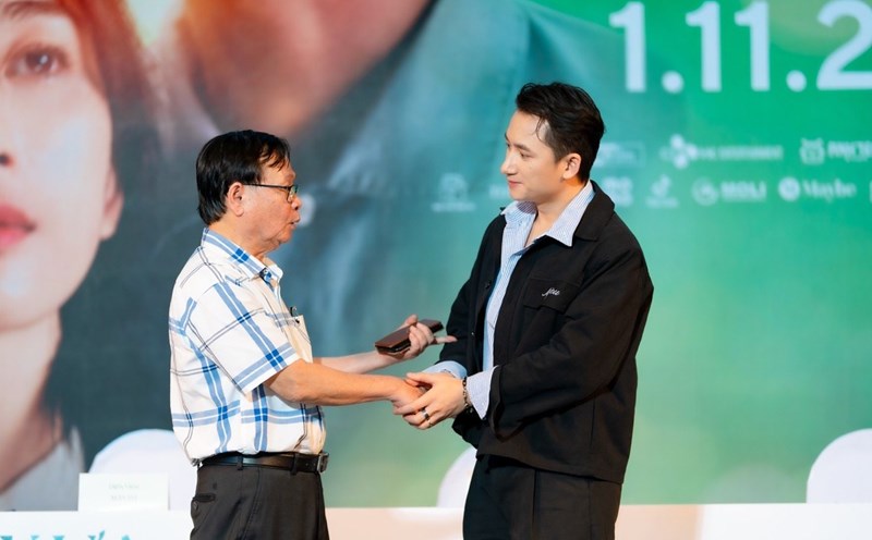 Phan Manh Quynh meets Nguyen Nhat Anh. Photo: Producer.