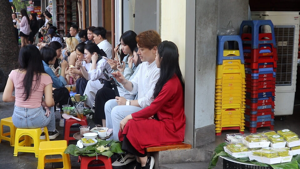 Young people wake up at 4am, catching the trend to welcome autumn in Hanoi