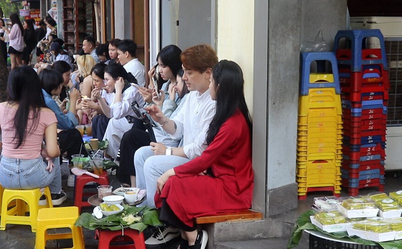 Young people wake up at 4am, catching the trend to welcome autumn in Hanoi