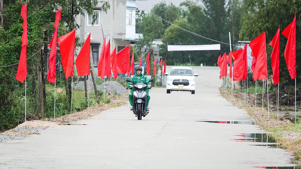 The concrete road in My Tan village, Binh Chanh commune, Binh Son district, Quang Ngai province was put into use at the end of December 2023. During the construction process, 32 households voluntarily donated land, with a total area of ​​over 2,000 square meters. Photo: Vien Nguyen