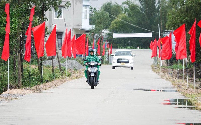 The concrete road in My Tan village, Binh Chanh commune, Binh Son district, Quang Ngai province was put into use at the end of December 2023. During the construction process, 32 households voluntarily donated land, with a total area of over 2,000 square meters. Photo: Vien Nguyen