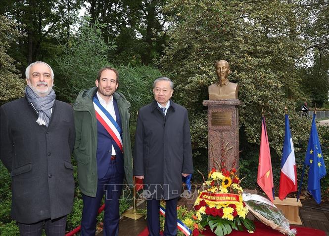 General Secretary and President To Lam and Mayor of Montreuil city, Mr. Patrice Bessac (center) take a photo together in front of the President Ho Chi Minh Monument. Photo: VNA