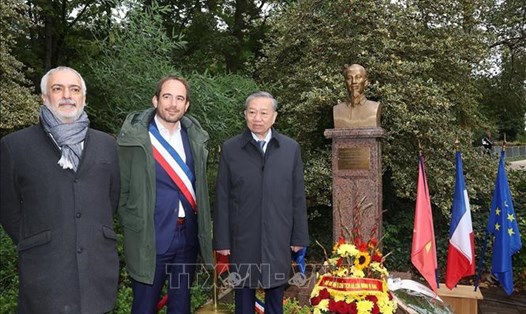 Tổng Bí thư, Chủ tịch nước Tô Lâm và Thị trưởng thành phố Montreuil, ông Patrice Bessac (giữa) chụp ảnh chung trước Tượng đài Chủ tịch Hồ Chí Minh. Ảnh: TTXVN