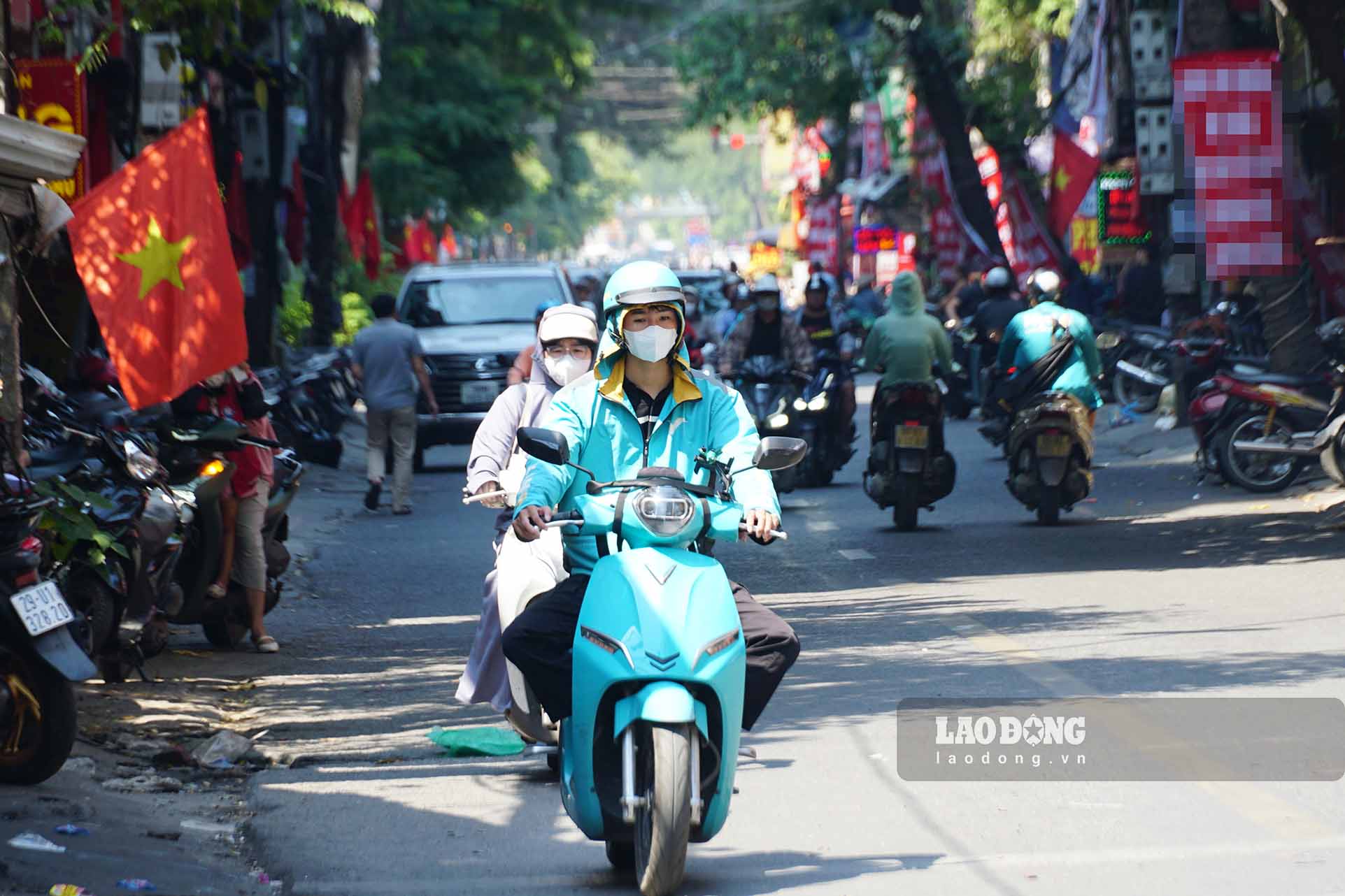 Theo anh Le Minh Duc (tru tai duong Nguyen Tuan), mat do giao thong tai day luc nao cung dong duc, chat choi boi doc tuyen co qua nhieu chung cu, toa nha kinh doanh va cao oc van phong... nen mat do nguoi va phuong tien cang tang cao, dac biet la vao cac khung gio cao diem.