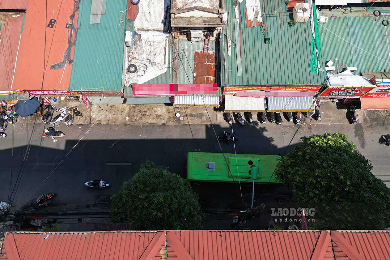 Tuyen duong cung ket noi voi nhieu tuyen duong/pho khac nhu: Nguyen Huy Tuong, Nguy Nhu Kom Tum, Le Van Luong va dac biet la Nguyen Trai. Nhung tu lau, duong Nguyen Tuan bi coi la diem nghen giao thong do toan tuyen co mot vi tri “nut that co chai” voi dien tich mat duong rat nho hep.