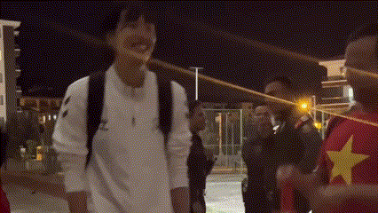 Thanh Thuy received fish sauce from fans.