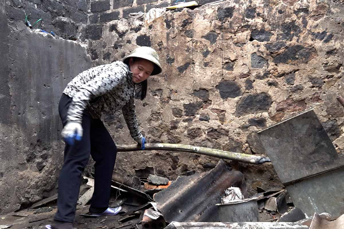 Chị Đinh Thị Thời tại thôn 2, xã Sông Khoai, TX Quảng Yên, tỉnh Quảng Ninh dọn dẹp căn bếp sau bão Yagi. Ảnh: Đoàn Hưng