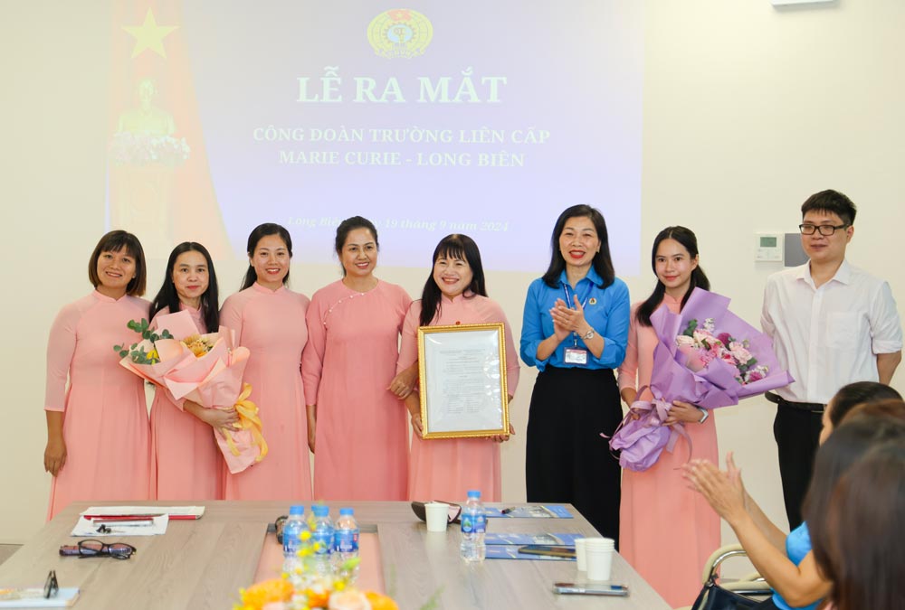 The Long Bien District Labor Union (Hanoi City) announced the Decision to establish the Marie Curie Long Bien Inter-level School Union with 127 union members. Photo: Long Bien Union