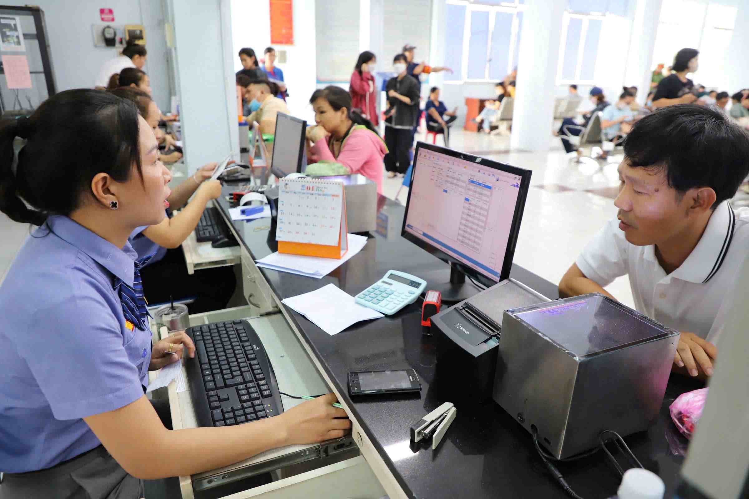 Passengers buy train tickets for Tet at Saigon station on the morning of October 6. Photo: Minh Quan