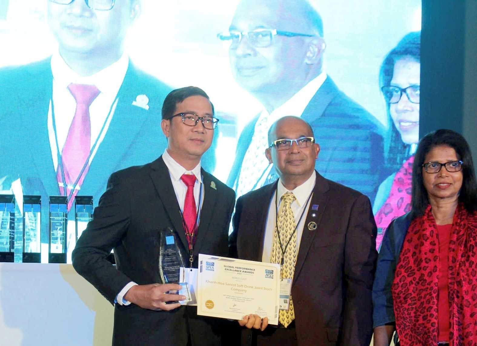 Mr. Truong Van Trung - Deputy General Director of Sanest Khanh Hoa Beverage Joint Stock Company received the GPEA award for the highest category World Class. Photo: Ha My