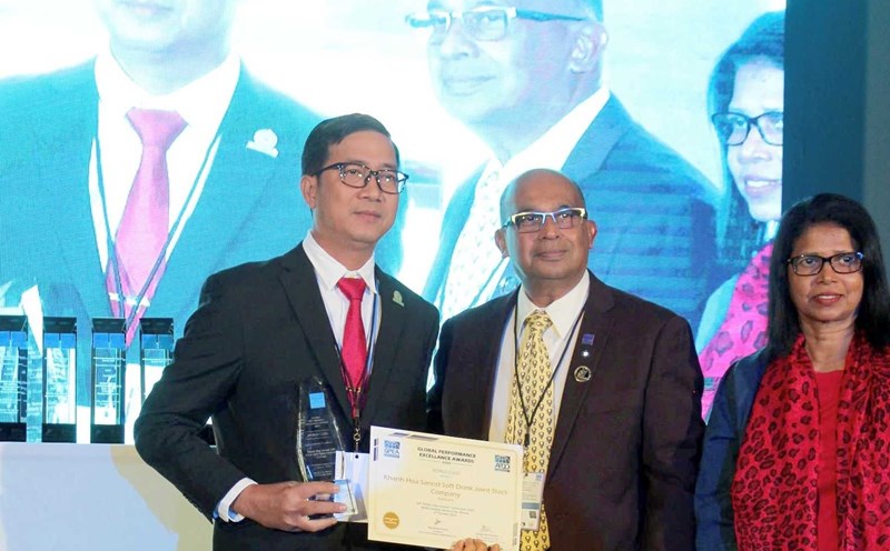 Mr. Truong Van Trung - Deputy General Director of Sanest Khanh Hoa Beverage Joint Stock Company received the GPEA award for the highest category World Class. Photo: Ha My