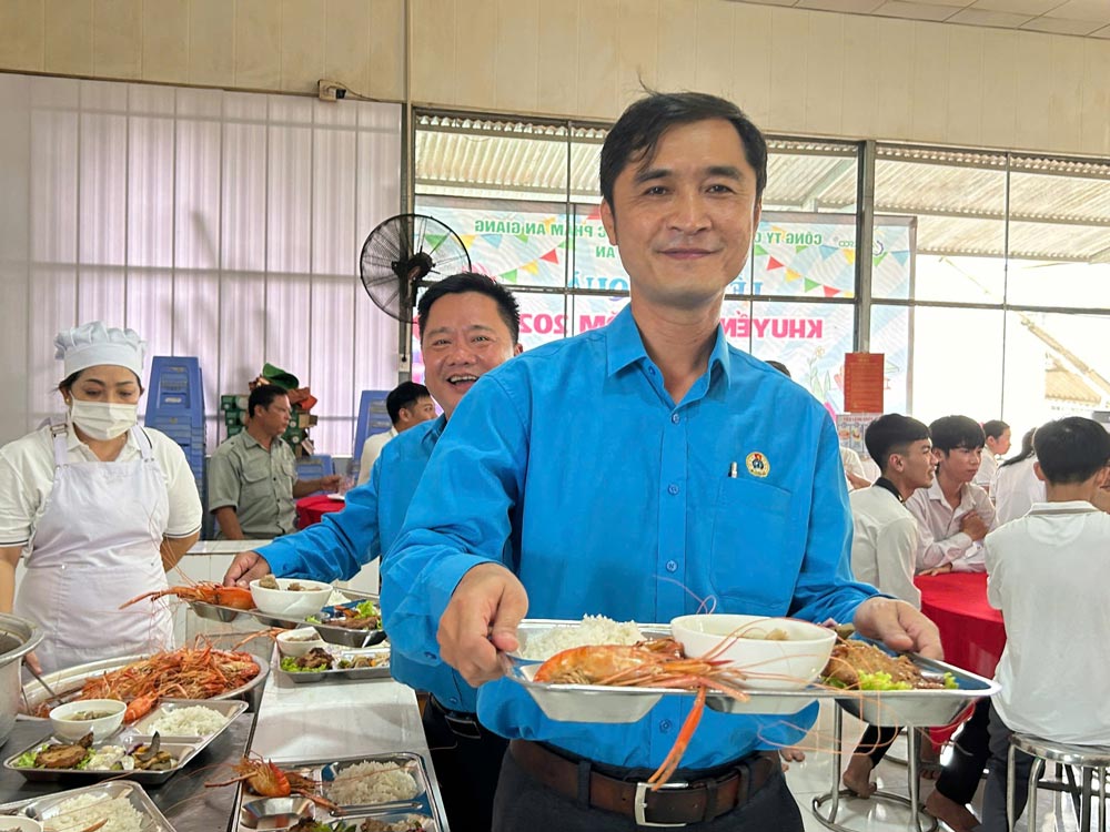 Hình ảnh hòa đồng, thân thiện, ấm áp tại Bữa cơm Công đoàn của Lãnh đạo Đảng ủy, Ban Giám đốc, công đoàn cơ sở công ty với người lao động. Ảnh: Cẩm Tú