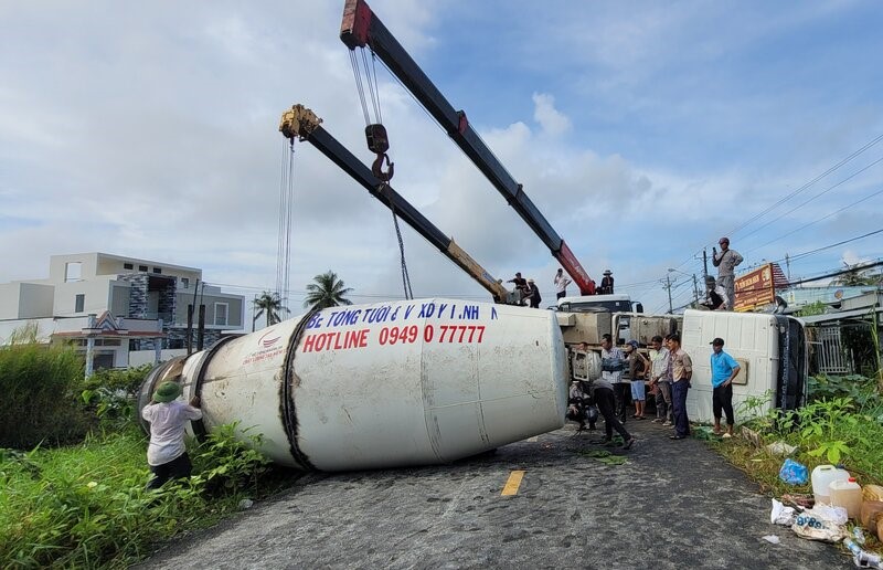 Xe trộn bê tông sau khi lật nhào chắn ngang đường Quốc lộ 63. Ảnh: Nhật Hồ