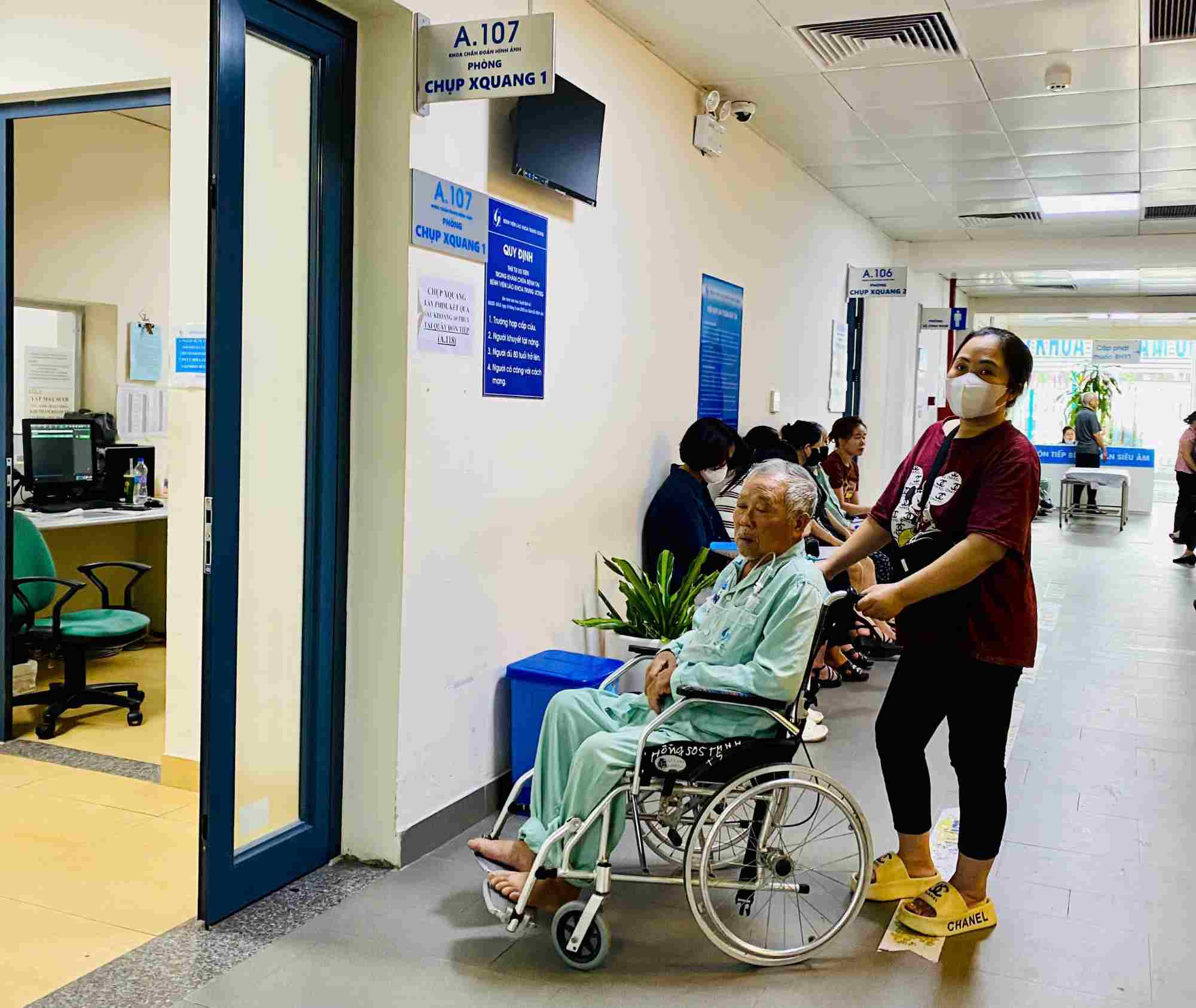 Elderly health care still depends mainly on relatives, there is no professional care team. Photo: Thuy Linh