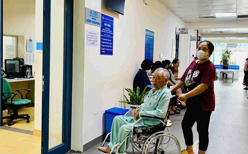 Chăm sóc sức khỏe người cao tuổi vẫn phụ thuộc chủ yếu vào người thân, chưa có đội ngũ chăm sóc chuyên nghiệp. Ảnh: Thùy Linh