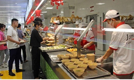 Người lao động Công ty TNHH Khoa học kỹ thuật Goertek Vina trong giờ ăn ca. Ảnh: Thảo Nguyên