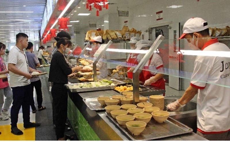 Workers of Goertek Vina Science and Technology Co., Ltd. during lunch break. Photo: Thao Nguyen