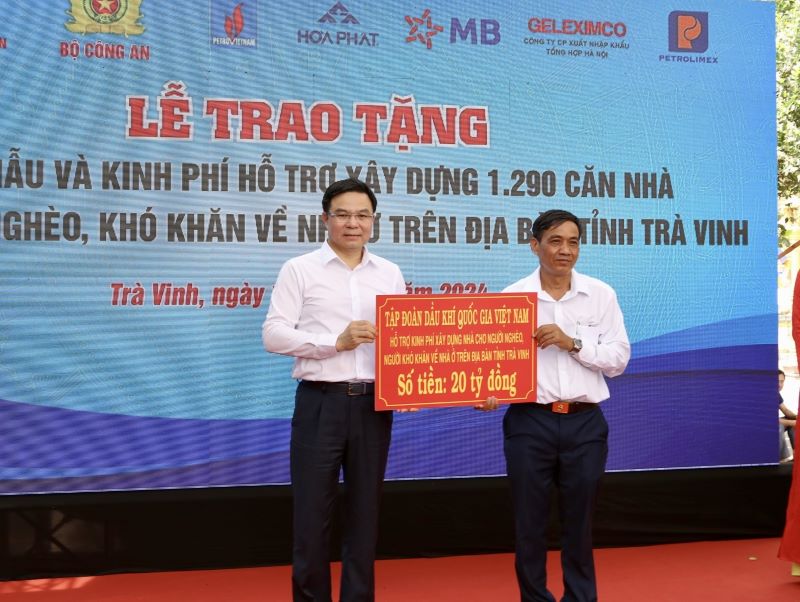Comrade Le Manh Hung - Party Secretary, Chairman of the Board of Directors of Petrovietnam representing Oil and Gas workers donated 20 billion VND to build 400 houses for the poor in Tra Vinh province. Photo: PVN