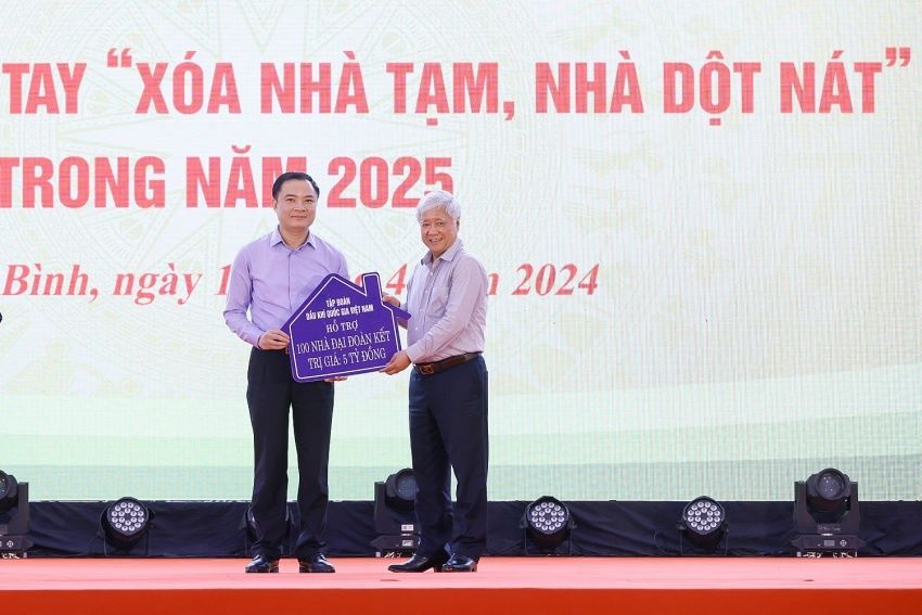 Dong chi Le Ngoc Son - Tong giam doc Petrovietnam dai dien nguoi lao dong Dau khi trao tang 5 ti dong cho phong trao “Xoa nha tam, nha dot nat”. Anh: PVN