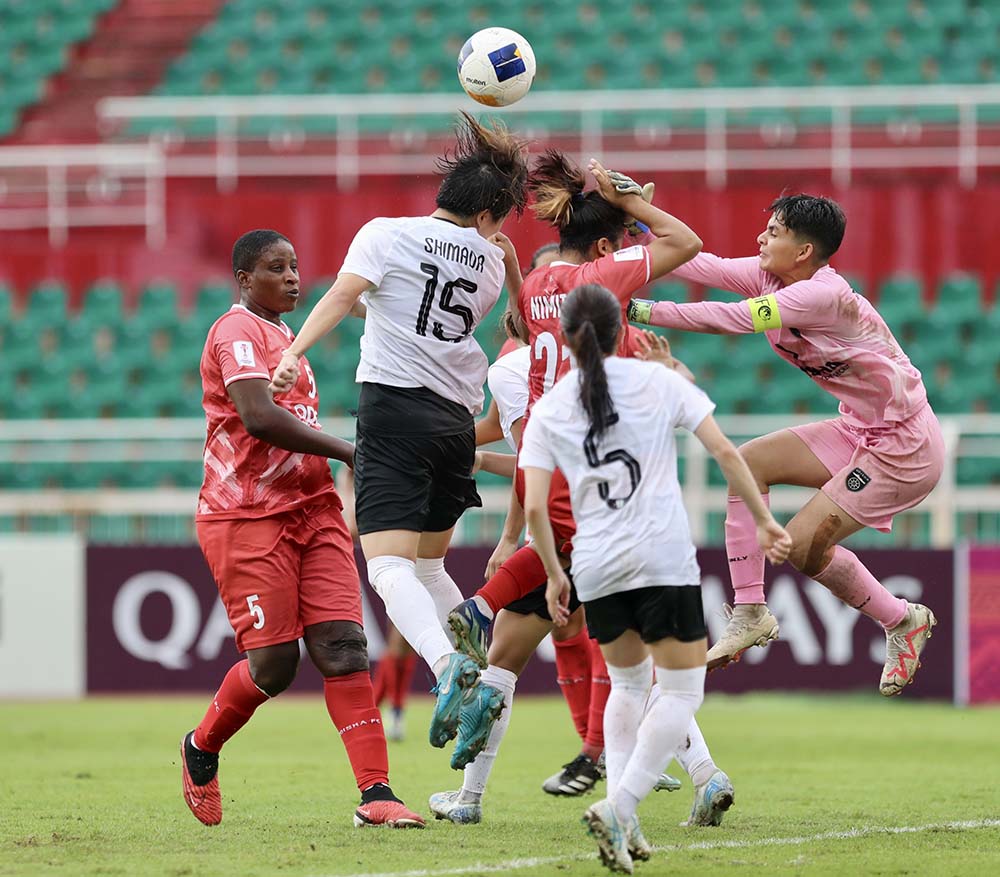 Bong gan nhu chi lan ben phan san Odisha trong suot tran dau khi Urawa Red Diamonds khong cho doi phuong co co hoi len bong.