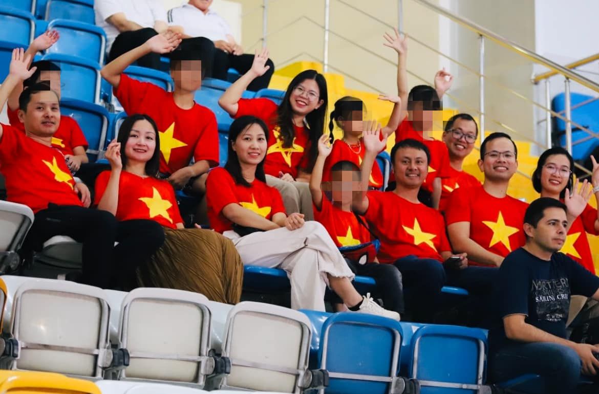 Nguoi ham mo Viet Nam toi nha thi dau co vu Thanh Thuy va doi Kuzeyboru. Anh: Kuzeyboru FC 