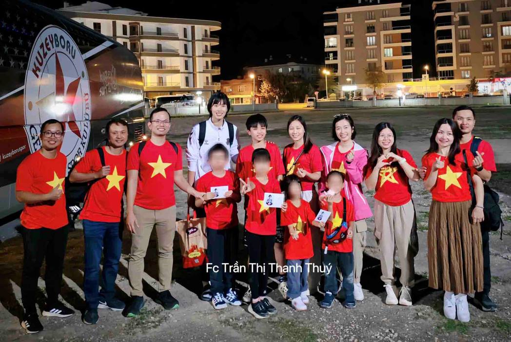 Vietnamese fans cheer for Thanh Thuy in Türkiye. Photo: FC Tran Thi Thanh Thuy