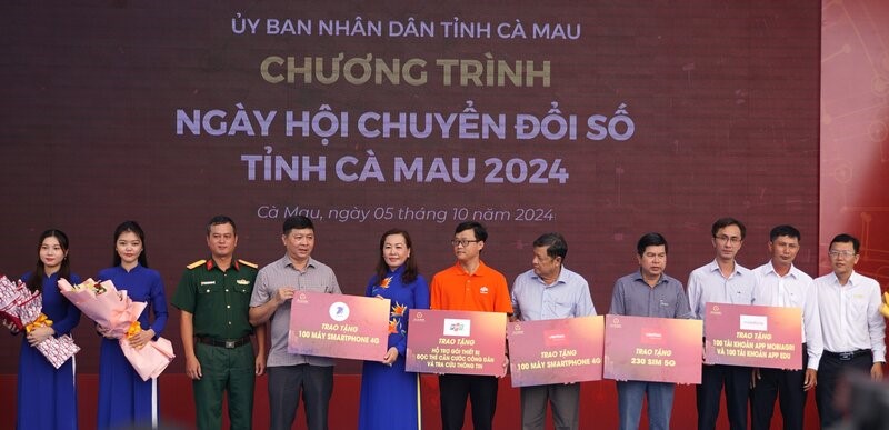 Nhiều doanh nghiệp tại Cà Mau tặng quà để người dân chuyển đổi số. Ảnh: Nhật Hồ