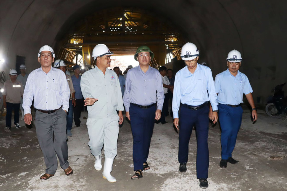 Chủ tịch UBND tỉnh Bình Định Phạm Anh Tuấn kiểm tra hầm Sơn Triệu thuộc dự án cao tốc Bắc - Nam. Ảnh: UBND tỉnh Bình Định