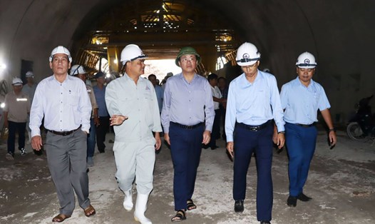 Chủ tịch UBND tỉnh Bình Định Phạm Anh Tuấn kiểm tra hầm Sơn Triệu thuộc dự án cao tốc Bắc - Nam. Ảnh: UBND tỉnh Bình Định