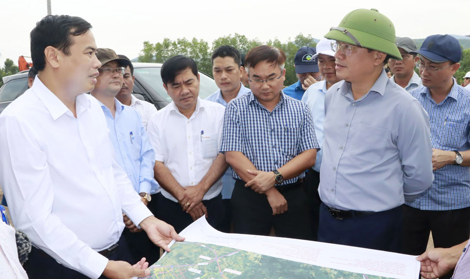 Ban Quan ly Du an Giao thong tinh Binh Dinh bao cao tien do du an giao thong cua tinh. Anh: UBND tinh Binh Dinh