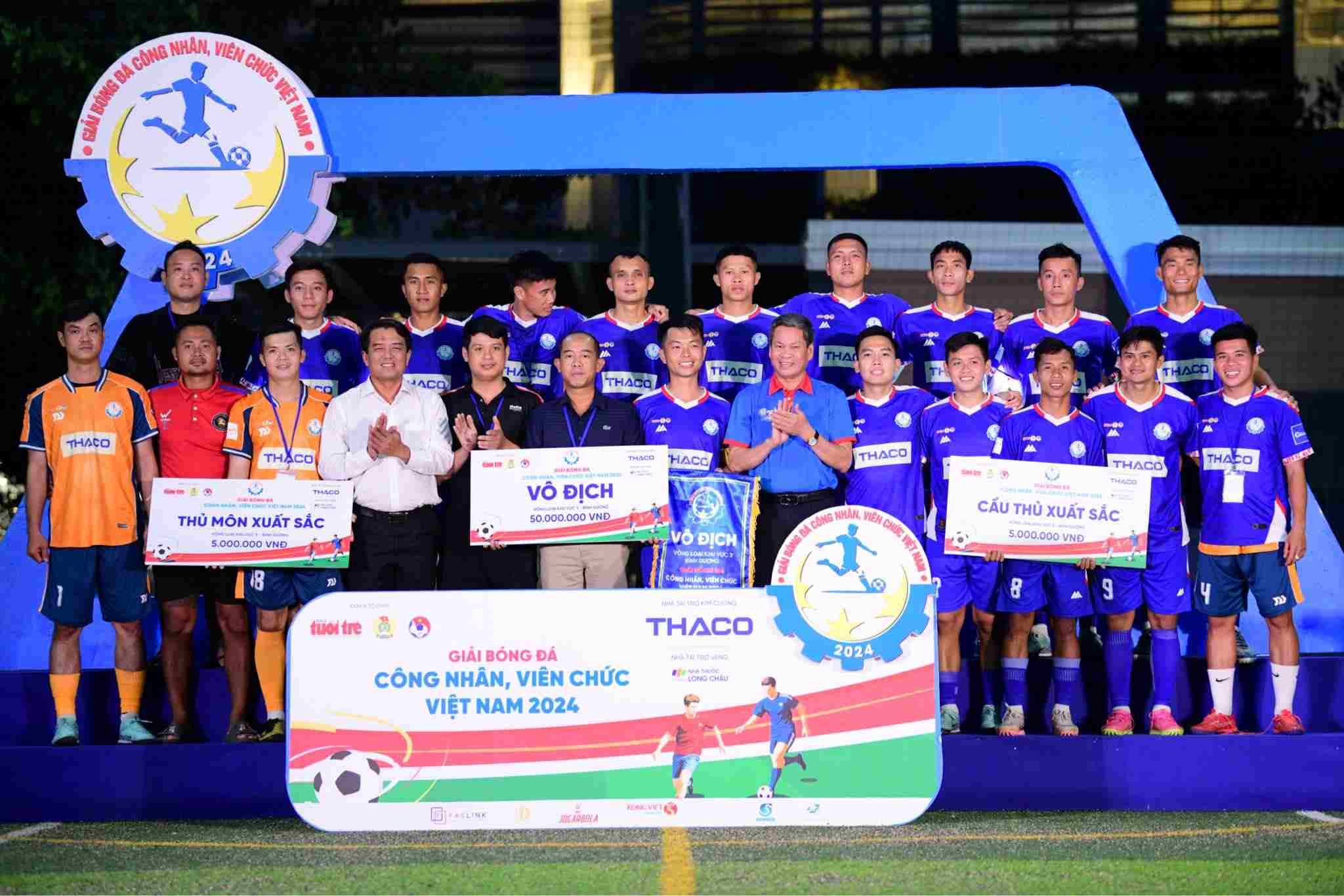 Ông Huỳnh Thanh Xuân - Phó Chủ tịch Tổng LĐLĐ Việt Nam (thứ 6 hàng đầu từ phải qua) đã về dự chương trình bế mạc và trao giải đội vô địch vòng loại Giải bóng đá công nhân, viên chức Việt Nam 2024 khu vực 3 - Bình Dương. Ảnh: Quang Định