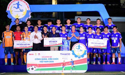 Ông Huỳnh Thanh Xuân - Phó Chủ tịch Tổng LĐLĐ Việt Nam (thứ 6 hàng đầu từ phải qua) đã về dự chương trình bế mạc và trao giải đội vô địch vòng loại Giải bóng đá công nhân, viên chức Việt Nam 2024 khu vực 3 - Bình Dương. Ảnh: Quang Định