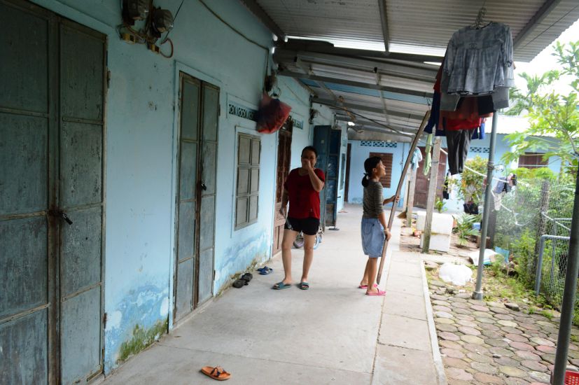 Nhiều dãy nhà trọ nằm gần Khu công nghiệp VSIP ở huyện Sơn Tịnh xuống cấp, nhưng công nhân phải thuê với giá từ 1 triệu - 1,5 triệu đồng/tháng. Ảnh: Viên Nguyễn