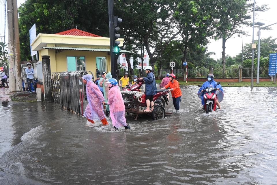 Flooding in some locations in Giao Long Industrial Park has affected the movement of workers. Photo: Thanh Nhan