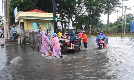 Ngập úng tại một số vị trí trong Khu công nghiệp Giao Long xảy ra ngày 12.9 đã ảnh hưởng đến việc đi lại của công nhân lao động. Ảnh: Thành Nhân