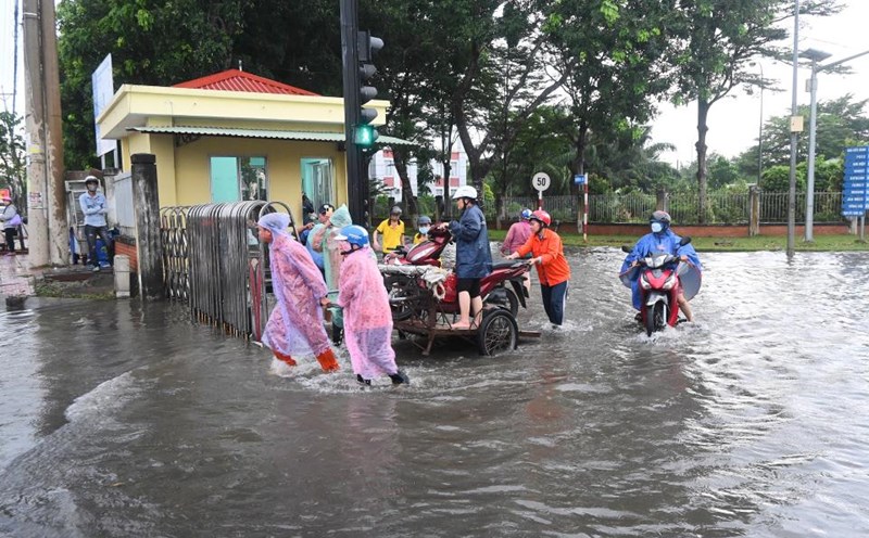 Flooding in some locations in Giao Long Industrial Park has affected the movement of workers. Photo: Thanh Nhan