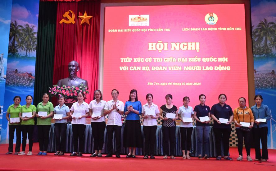 Trao quà cho công nhân lao động. Ảnh: Thành Nhân